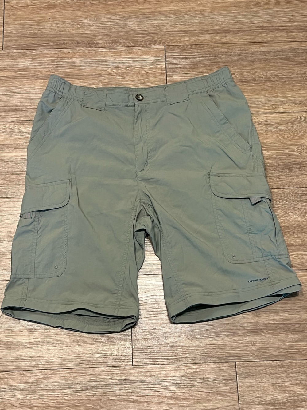Columbia Titanium Men's Olive Cargo Shorts - Light Green
